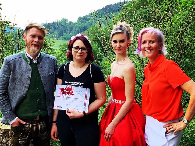 Katharina Winklmair (2. v. l.) und ihre Chefin Gudrun Leitner (re.) freuen sich über die Spitzenleistung.