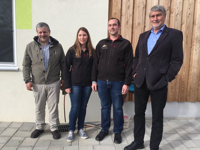 Alpakazüchter Manuela Mayer und Dominik Wlcek mit Wolfsexperten Daniel Heindl (li) und Kurt Kotrschal (re)