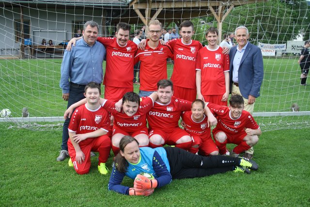 Sieg bei der "Premiere" in Klagenfurt: Das Special-Needs-Team des ASKÖ Wölfnitz präsentierte sich erstmals dem Heimpublikum und gewann gegen die Special Blackxs von Sturm Graz mit 3:1