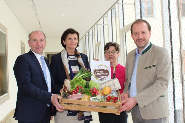 V.l.n.r.: Agrar-Landesrat Max Hiegelsberger, Michaela Hartl, Direktorin HBLA Elmberg, Stadtbäuerin Michaela Sommer und Vizebürgermeister Bernhard Baier