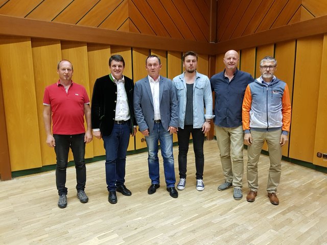 Pit Stahl (3. v. l.) und Bgm. Franz Jost (2. v. l.) mit dem neuen Vorstnd der Raiffeisen Panthers Fürstenfeld.