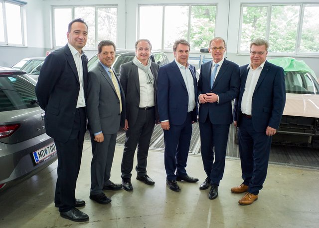 Wirtschaftsbund NÖ Zuhör-Tour beim Autohaus Keglovits in Zwölfaxing (v.l.): GR Mario Freiberger, WB Bezirksgruppen-Obmann Bgm. Fritz Blasnek, GF Roman Keglovits-Ackerer, Wirtschaftsbund Landesgruppen-Obmann Wolfgang Ecker, Othmar Karas und WB-Direktor Harald Servus.