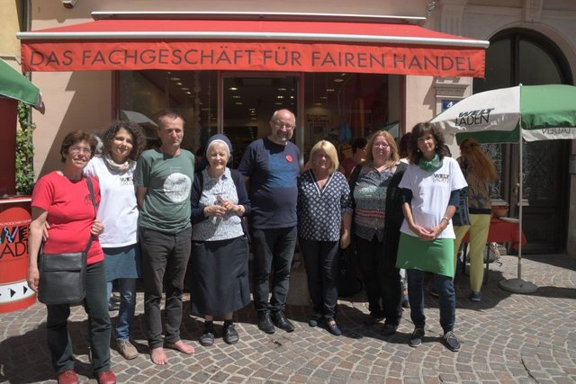 Personen von links nach rechts: Susanne Zimmermann, Sandra Edtmair, Christian Salmhofer, Sr. Andreas Kloster Wernberg, Benno Karnel (Obmann Verein Weltladen Villach), Vzbgm. Gerda Sandriesser, Carmen Strauss, Petra Maurer