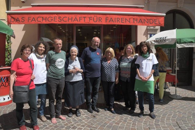 Personen von links nach rechts: Susanne Zimmermann, Sandra Edtmair, Christian Salmhofer, Sr. Andreas Kloster Wernberg, Benno Karnel (Obmann Verein Weltladen Villach), Vzbgm. Gerda Sandriesser, Carmen Strauss, Petra Maurer | Foto: Weltladen