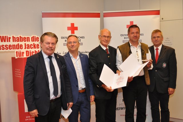 Fotos: Abdruck honorarfrei, Credits: ÖRK/LV OÖ/Martin Steinerberger
v.l.n.r.: Bezirksstellenleiter-Stv. Univ. Prof. Wilfried Scharf, Landesgeschäftsleiter Mag. Erich Haneschläger; Kons. Günther Pointinger, Robert Tkauz, Bezirksgeschäftsleiter Ing. Herbert Markler 
