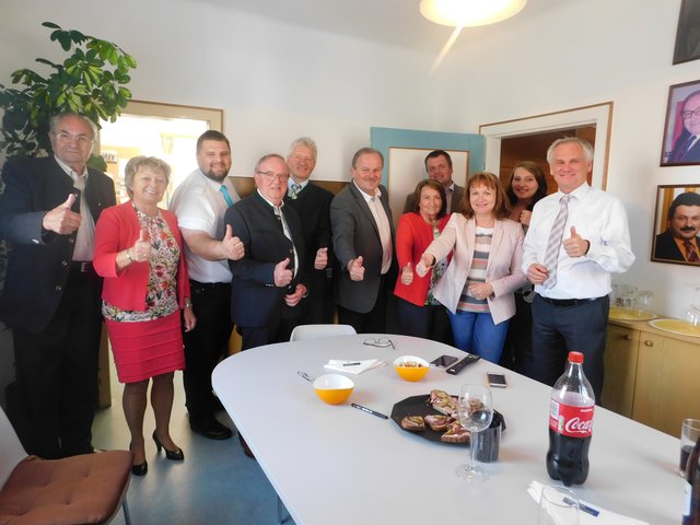 Beste Stimmung herrschte in der dicht gedrängten ÖVP-Parteizentrale am Wahlabend. | Foto: Flicker