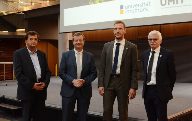 (v.l.) Der Dekan Günter Hofstetter, der Leiter von Siemens Innsbruck und Vorsitzende des Universitätsrates ´ Werner Ritter der Vorstand des Departments für Biomedizinische Informatik und Mechatronik an der Privatuniversität UMIT Daniel Baumgarten und Rudolf Stark von der Technischen Fakultät der Universität Innsbruck.