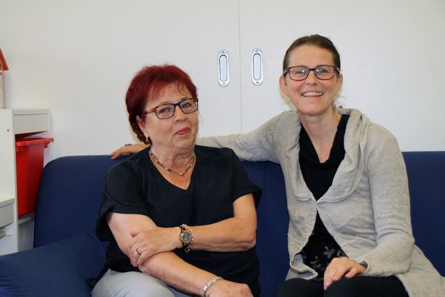 Brigitte Wehsner mit Kindergruppenleiterin Eva Ehn.