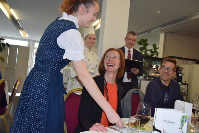 Servicekraft Annalena Renner, Köching Sarah Kaltenbrunner mit Prüfer Friederich Gattinger und Direktorin Birgit Wagner.
