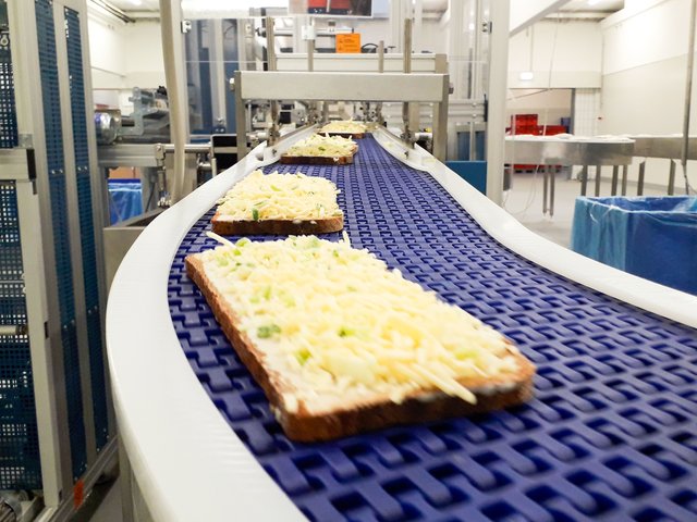 Tausende Snacks rollen pro Stunde über das Laufband. | Foto: Yummhy