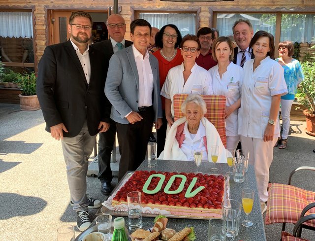 Vbgm. Michael Sgarz, GV Dr. Andreas Schramm, GV Edith Kern-Riegler, HH Marianne Schuh, Werner Kern, DGKP Gabriella Beres Horvathne, Bgm. Dieter Posch, PA Traude Günser und Schwiegertochter Christine Steiger