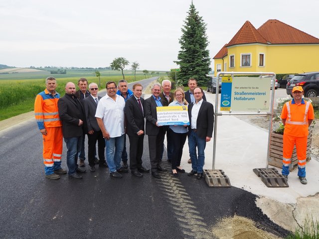 Anton Weber (Straßenmeisterei Hollabrunn) Ing. Ronald Schwaiger (Straßenbauabteilung Hollabrunn), Rudolf Neunteufel (Ortsvorsteher), DI Werner Pribil (Straßenbauabteilung Hollabrunn), Herbert Poisinger (GGR von Göllersdorf), Josef Brandl (GR von Göllersdorf), DI Christof Dauda (Leiter der Abteilung Landesstraßenplanung), Landtagspräsident Karl Wilfing, Hubert Fiegl (Leiter Straßenmeisterei Hollabrunn), Liane Bauer, Josef Nimmervoll (Leiter-Stv. der Straßenmeisterei Hollabrunn), Josef Reinwein (Bgm. von Göllersdorf), Wolfgang Gruber (Straßenmeisterei Hollabrunn).