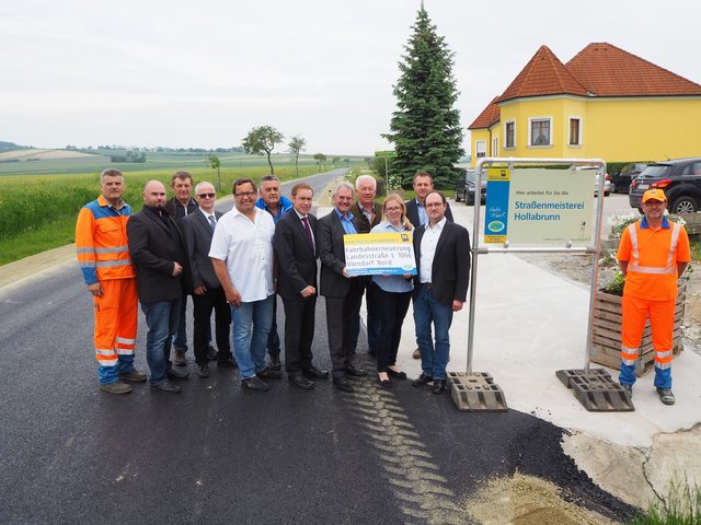 Anton Weber (Straßenmeisterei Hollabrunn) Ing. Ronald Schwaiger (Straßenbauabteilung Hollabrunn),  Rudolf Neunteufel (Ortsvorsteher), DI Werner Pribil (Straßenbauabteilung Hollabrunn), Herbert Poisinger (GGR von Göllersdorf), Josef Brandl (GR von Göllersdorf),  DI Christof Dauda (Leiter der Abteilung Landesstraßenplanung), Landtagspräsident Karl Wilfing, Hubert Fiegl (Leiter Straßenmeisterei Hollabrunn), Liane Bauer, Josef Nimmervoll (Leiter-Stv. der Straßenmeisterei Hollabrunn), Josef Reinwein (Bgm. von Göllersdorf), Wolfgang Gruber (Straßenmeisterei Hollabrunn). | Foto: NÖ Straßendienst