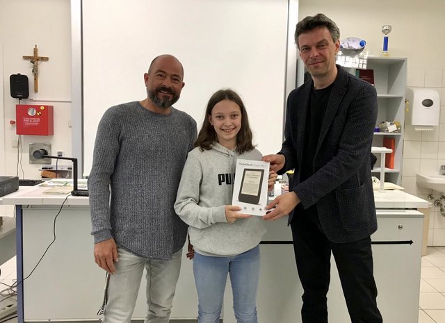 Direktor Günter Berger mit der Gewinnerin Carina Forster und Daniel Kargl von der Buchhandlung Ennsthaler. | Foto: NMS Rudigier