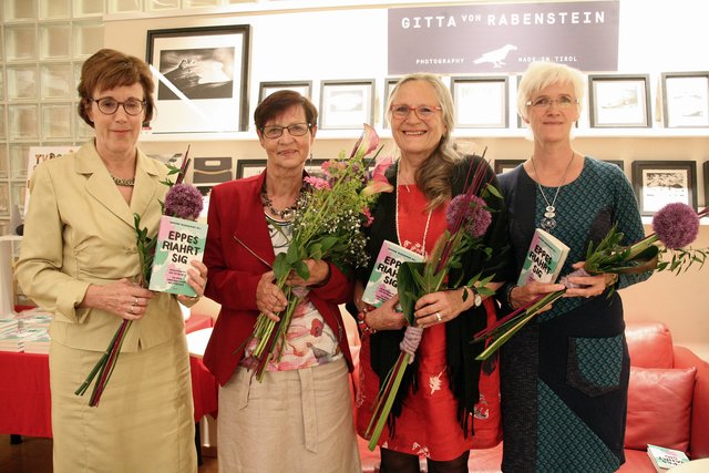 v.l.r.n.r.: Die Autorinnen Lea Jehle, Annemarie Regensburger (Herausgeberin), ChristiAna Pucher und Birgit Rietzler freuten sich über die gelungene Präsentation des Buches „Eppes riahrt sig”, das im Kyrene Verlag erschienen ist.