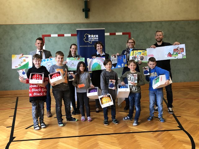 Thomas Hobiger (Raiffeisenclub Oberes Waldviertel), Michaela Neunteufel, Elfriede Reinöhl-Murth (Direktorin VS Weitra), Petra Zimmermann-Moser (Vize-Bürgermeisterin) und Christian Troll (RAN) mit den Siegern.