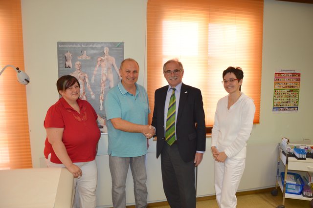 Hauer Manuela, Dr. Polzer Josef, NÖGKK-Service-Center-Leiter Manfred Kolar, Krapfenbauer Manuela