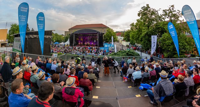 Top-Stimmung & Kaiserwetter beim 1. Kremser Musikfrühling: Insgesamt 4.000 Fans feierten ihre Stars Wolfgang Ambros und Hansi Hinterseer.
