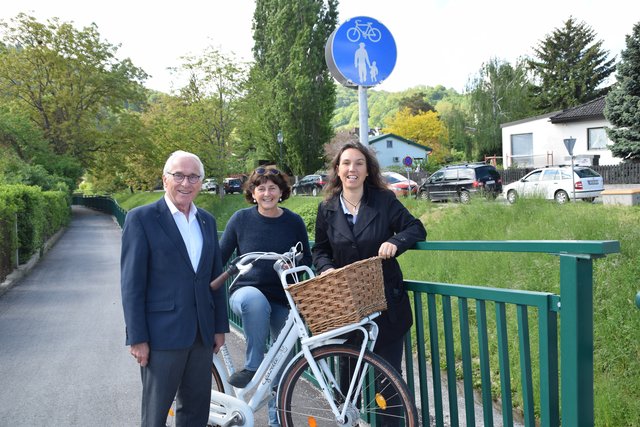 "Sicher zur Schule am Rad - über den kombinierten Geh-und Radweg am Postgasslweg!", freuen sich Bürgermeister Maximilian Titz, Leiterin des "Arbeitskreis Rad" Aida Maas-Al Sania und Umweltgemeinderätin Ulli Fischer.
