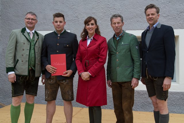 Metalltechniker Mario Wieland (mit Urkunde), Kunstschmiede Franz Apfelknab (2.v. re) in Tamsweg. Mario errang den vierten Platz im Lehrlingswettbewerb.