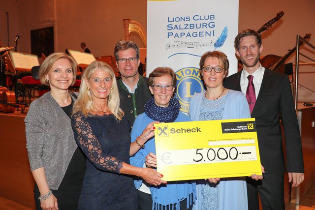 V.l.: LCSP Mitglied Johanna Weißenberger, LCSP Präsidentin Gabriele Gersdorf, LCSP Rechnungsprüfer Herbert Huber, Leiterin San Helios Daniela Linke, Schatzmeisterin Petra Strobl, Dirigent Martin Fuchsberger.