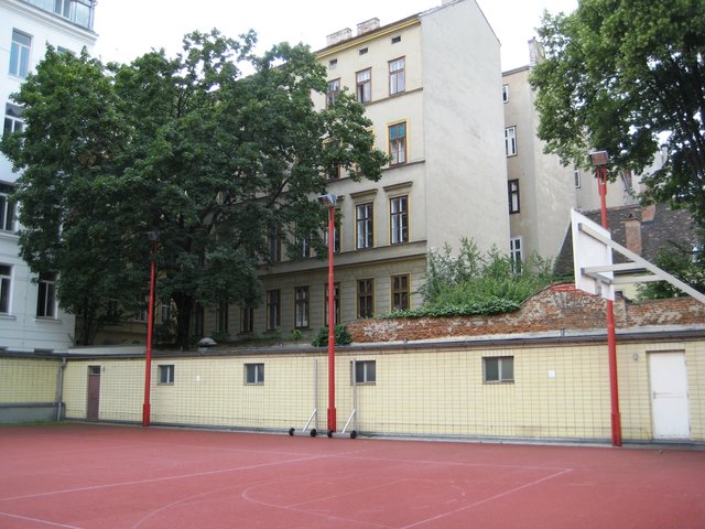 Der Sportplatz in der Buchfeldgasse wirkt veraltet. Neue Anreize könnten Vereine und auch private Sportler anziehen.