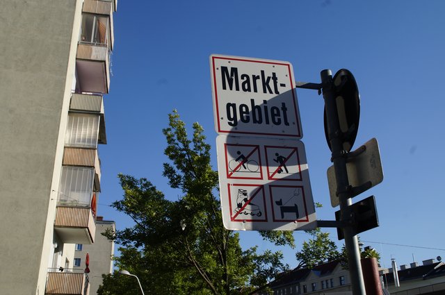 Neben dem Hannovermarkt ist das Radfahren verboten.