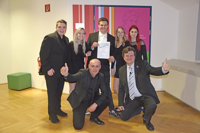 Die fünf Schüler/innen des 3. Jahrgangs der HBLA Güssing mit ihrem Lehrer Josef Grandits und Gründer-Experte Johannes Lindner.