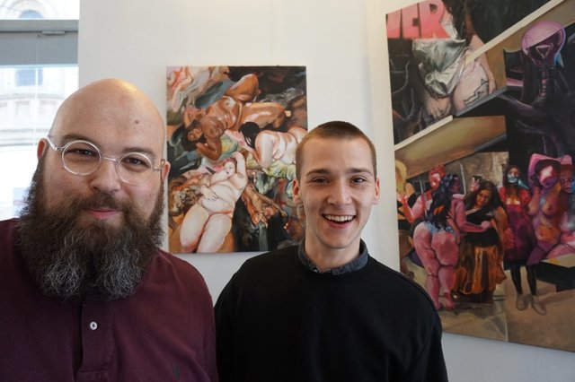 Viele rote Punkte gibt es schon
in der Galerie Sandpeck Wien 8, Florianigasse 75, Ecke Uhlplatz!
Denn Merlin Dickie (rechts im Bild) zeigt „Ein echter Indianer“
noch bis Freitag 31.5.2019 von 14-19 Uhr.
freier Eintritt!
mehr www.sandpeck.com | Foto: Galerie Sandpeck Wien 8