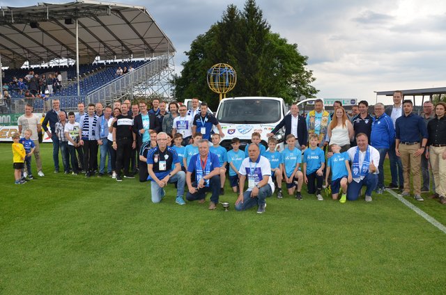 Der neue Juniors Mannschaftsbus wurde von Pfarrer Dr. Josef Reisenhofer gesegnet.