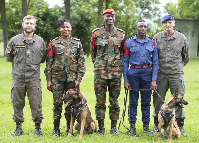 Drei Hundeführer aus Ghana machten die Ausbildung in Kaisersteinbruch.