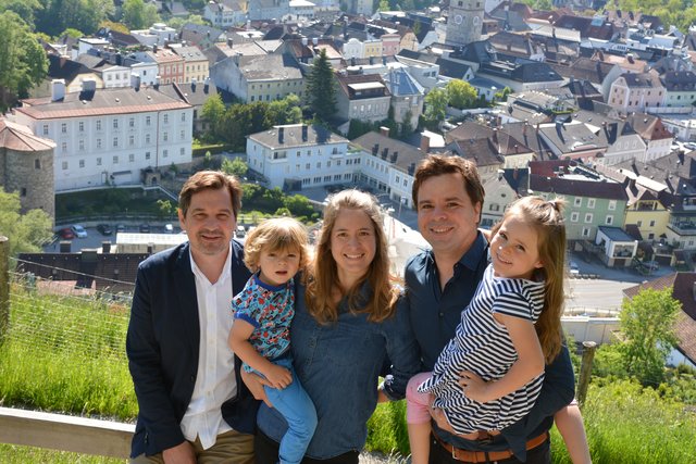Bürgermeister Mag. Werner Krammer, Jeannette Dorka und Georg Hartner mit ihren Kindern Louis und Amelie