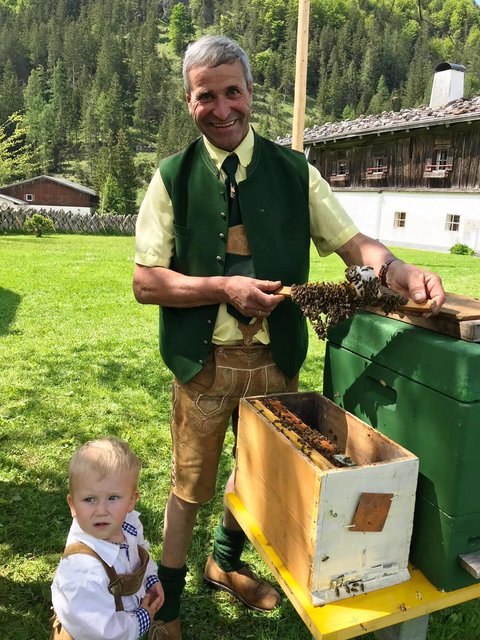 &lt;f&gt;Josef Pölzleitner mit&lt;/f&gt; Enkerl Anton und Königinnenzucht. | Foto: Johanna Wallinger