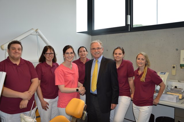 Patrick Widhalm, Claudia Steindl, Dr. Sara Manschiebel, Tatjana Rihs,
NÖGKK-Service-Center-Leiter Manfred Kolar, Katharina Batelka, Kerstin Staribacher