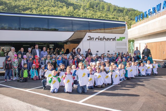 Außenstellenobmann Andreas Kirnberger und Bürgermeister Stefan Steinbichler mit den Schülern der ersten Klassen der Volksschule Purkersdorf