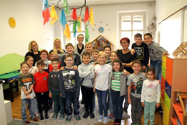Jeden Donnerstag begleitet die von allen Kindern in der Gruppe Wölfe heiß geliebte Oma durch die Nachmittagsbetreuung.