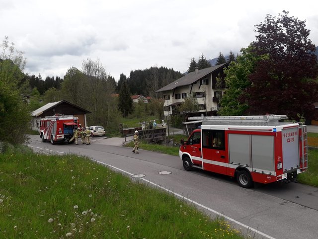 Bei Eintreffen der Feuerwehren war das Feuer bereits erloschen, es entstand jedoch erheblicher Sachschaden.