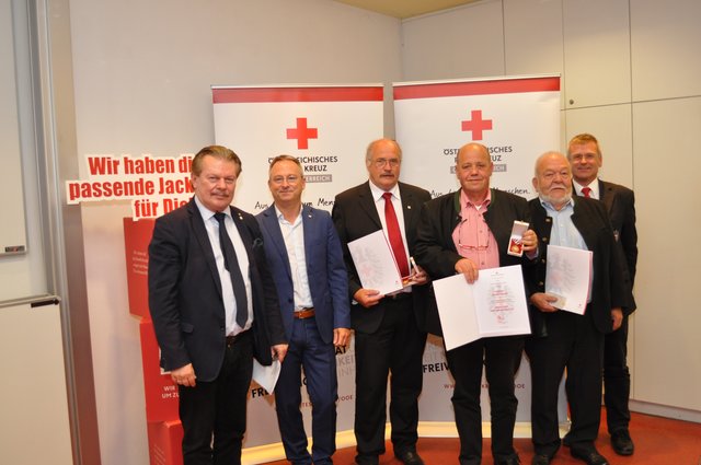 Fotos: Abdruck honorarfrei, Credits: ÖRK/LV OÖ/Martin Steinerberger 
v.l.n.r.: Bezirksstellenleiter-Stv. Univ. Prof. Wilfried Scharf, Landesgeschäftsleiter Mag. Erich Haneschläger; Ortsstellenleiter OSR Ing. Johann Luttinger, Georg Kaser, Ing. Josef Spießberger, Bezirksgeschäftsleiter Ing. Herbert Markler 