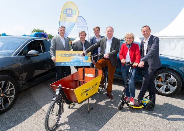 ÖAMTC-Landesdirektor Ernst Kloboucnik, eNu-Geschäftsführer Herbert Greisberger, EVN-Vorstandsdirektor Franz Mittermayer, LH-Stellvertreter Stephan Pernkopf, Landesrätin Petra Bohuslav, ecoplus-Geschäftsführer Jochen Danninger