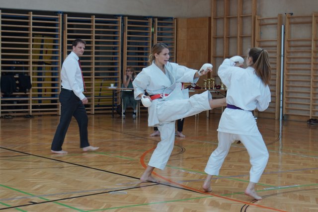 Lisa Gawes (links; Dojo Henndorf) im Kampf in Kumite Junioren Weiblich - spätere Siegerin des Bewerbs
