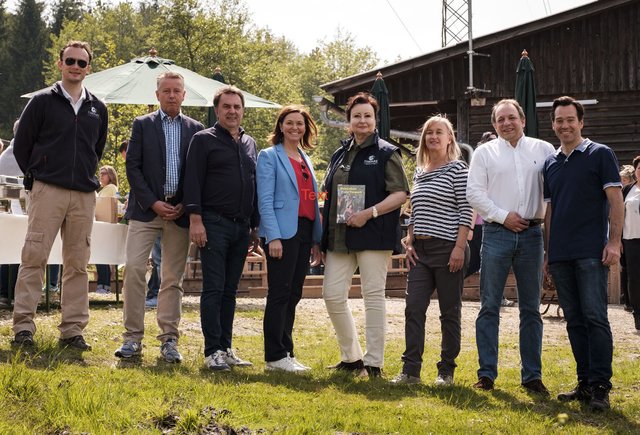Clemens Wodak, Peter Schulteis, Landesgruppenobmann Wolfgang Ecker, Doris Schmiedl, Gabriele Wodak, Gerti Krejci, Vize-Bürgermeister Christian Trojer, Teilbezirksgruppenobmann Andreas Kirnberger