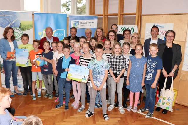Das Projektteam der Volksschule Pöllau Grazerstraße mit Klassenlehrerin Annemarie Pichler und Dir. Gertrude Rodler im Kreis der Gratulanten, an der Spitze Bgm. Johann Schirnhofer.