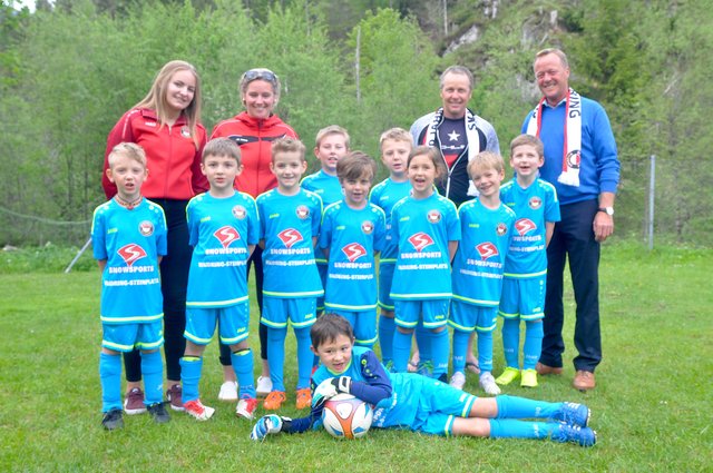 Dressen von Günther und Gerhard Pühringer an das Team und Trainerinnen Lisa Vitzthum und Silvia Manesch übergeben.