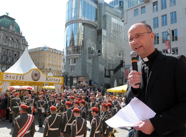 Dompfarrer Toni Faber lädt auch heuer wieder zum Steffl-Kirtag ein.