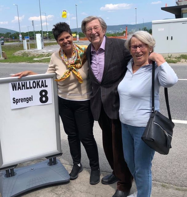 Elisabeth Schirk (links) aus Bad Vöslau war eine von vielen WahlhelferInnen, den den sonnigen Sonntag im Wahllokal verbrachte.