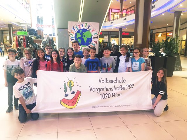 Die Botschaft der Volksschule Vorgartenstraße 208: „Wir sind die Welt. Helfen wir zusammen, damit sie lebenswert für alle bleibt!“