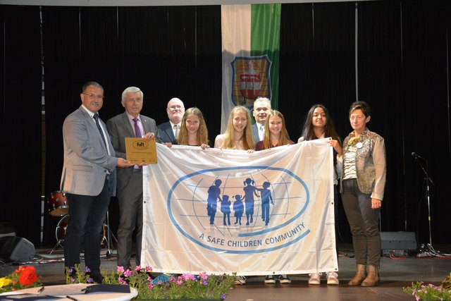 Schülerinnen der NMS Eisenerz mit Schlager, Bezirkshauptmann Walter Kreutzwiesner, Max Vosskuhler, Holger Till und Bürgermeisterin Christine Holzweber. | Foto: Große schützen Kleine