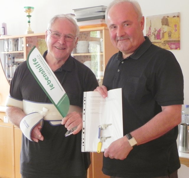 Alois Schober übergibt die Obmannschaft der Arbeitsgruppe Almtal an Walter Ramsebner.