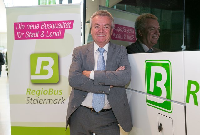 Verkehrslandesrat Anton Lang präsentiert die neuen Fahrpläne für den Bezirk Weiz.