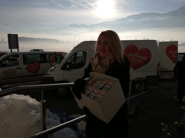 Sarah Groder als freiwillige Helferin im Einsatz